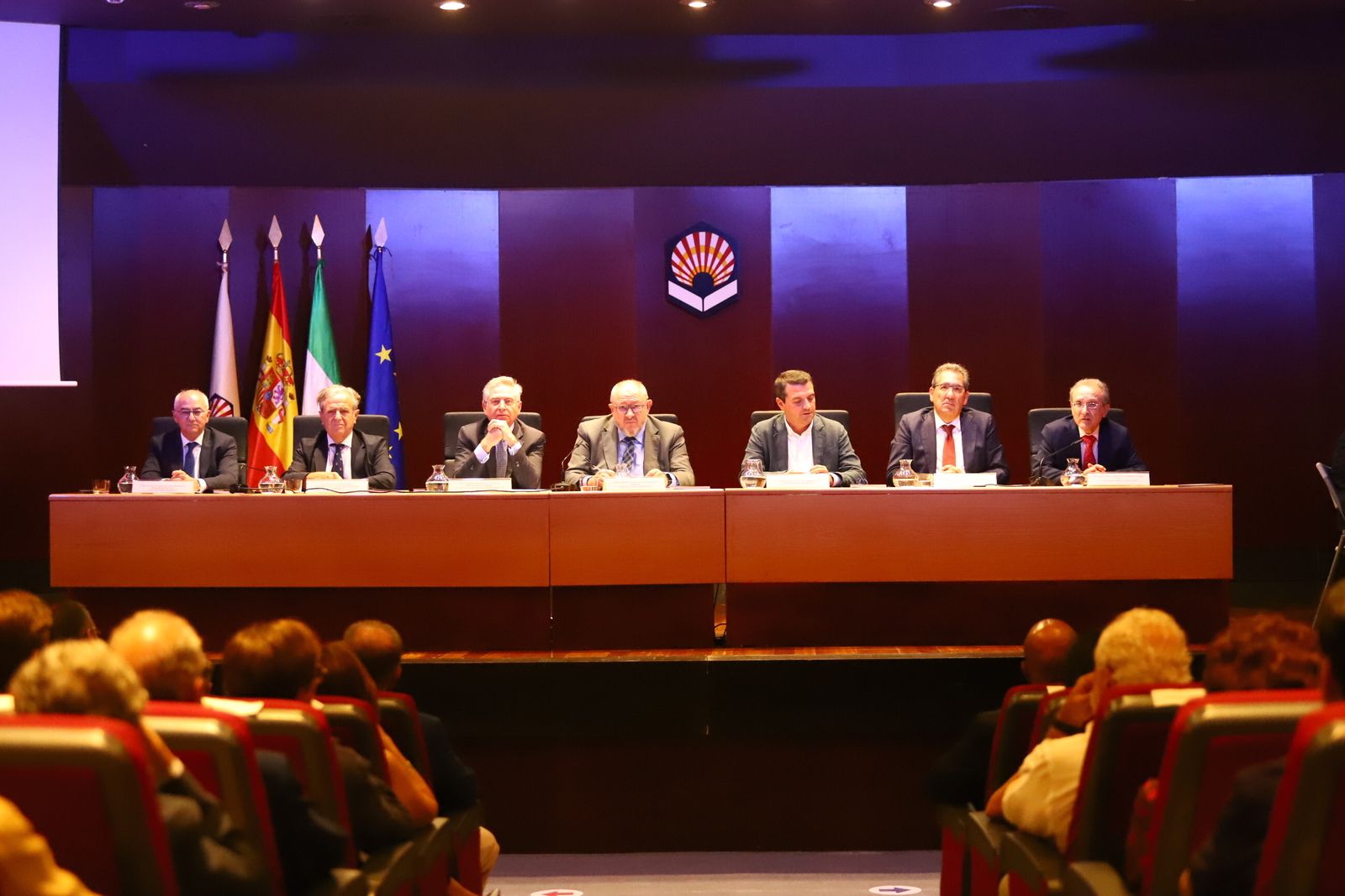 El presidente de la Audiencia presenta 'Los latidos del alma'