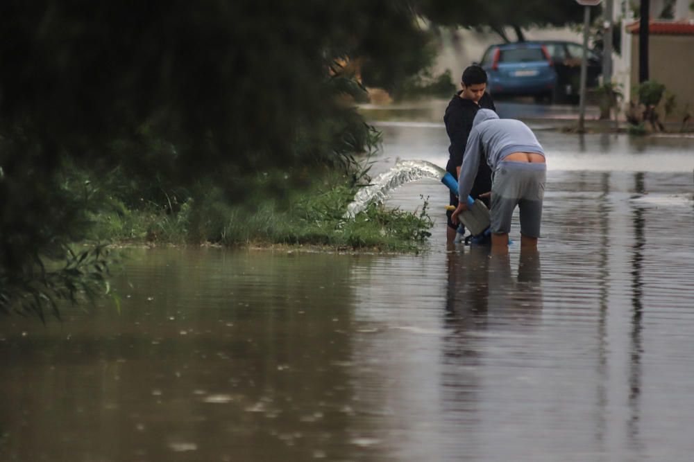Inundaciones en Torrevieja. Avenidas y casas anegadas. Cien litros por metro cuadrado. Más de 30 intervenciones de Bomberos