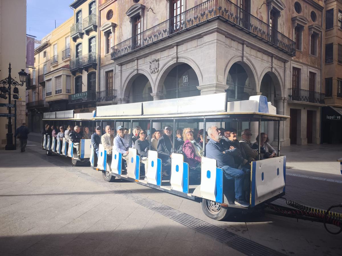 Imagen del tren turístico a su paso por la calle Colón de Castelló.