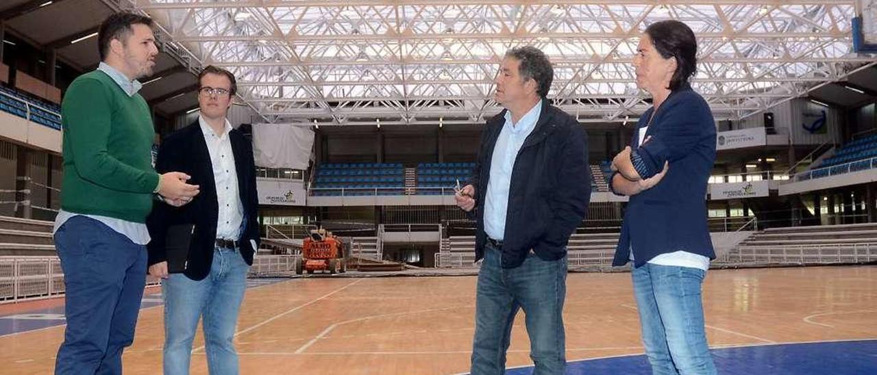 Lores, segundo por la derecha, durante la visita a la última reforma del Pabellón de Deportes. // R. Vázquez