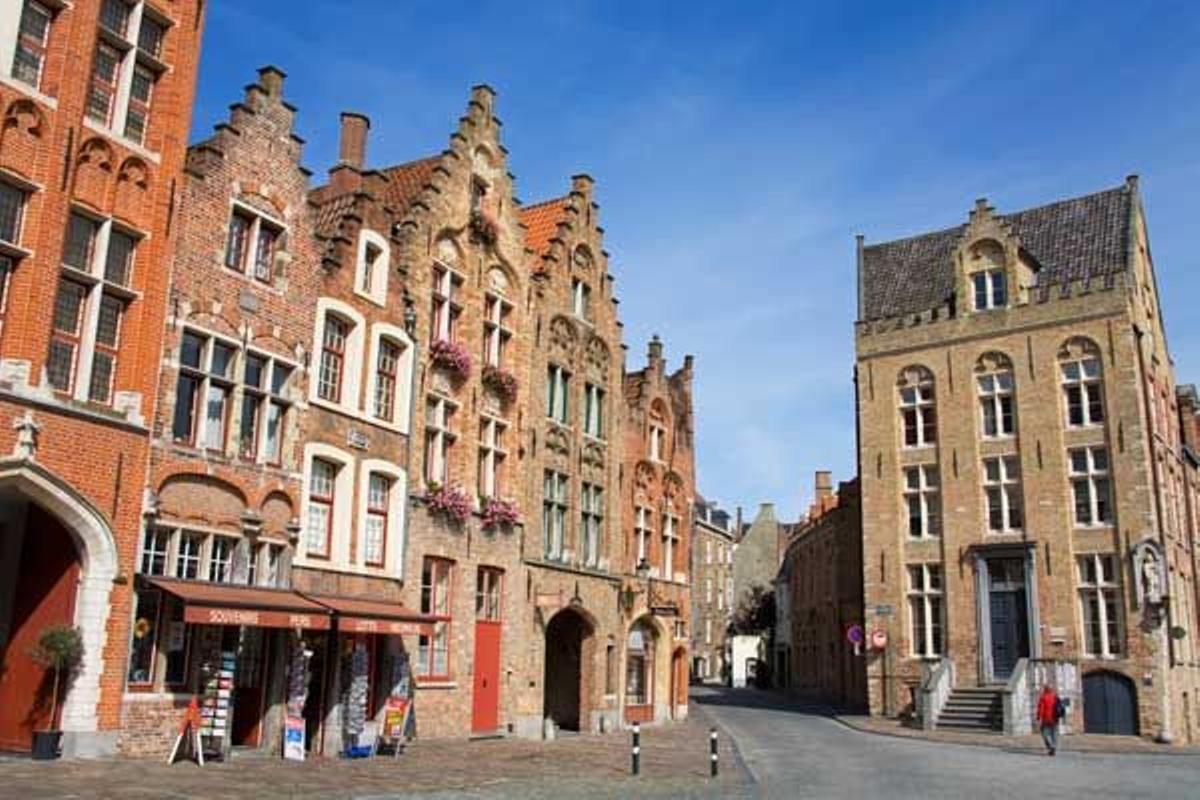 Edificios góticos en la plaza Van Eyck