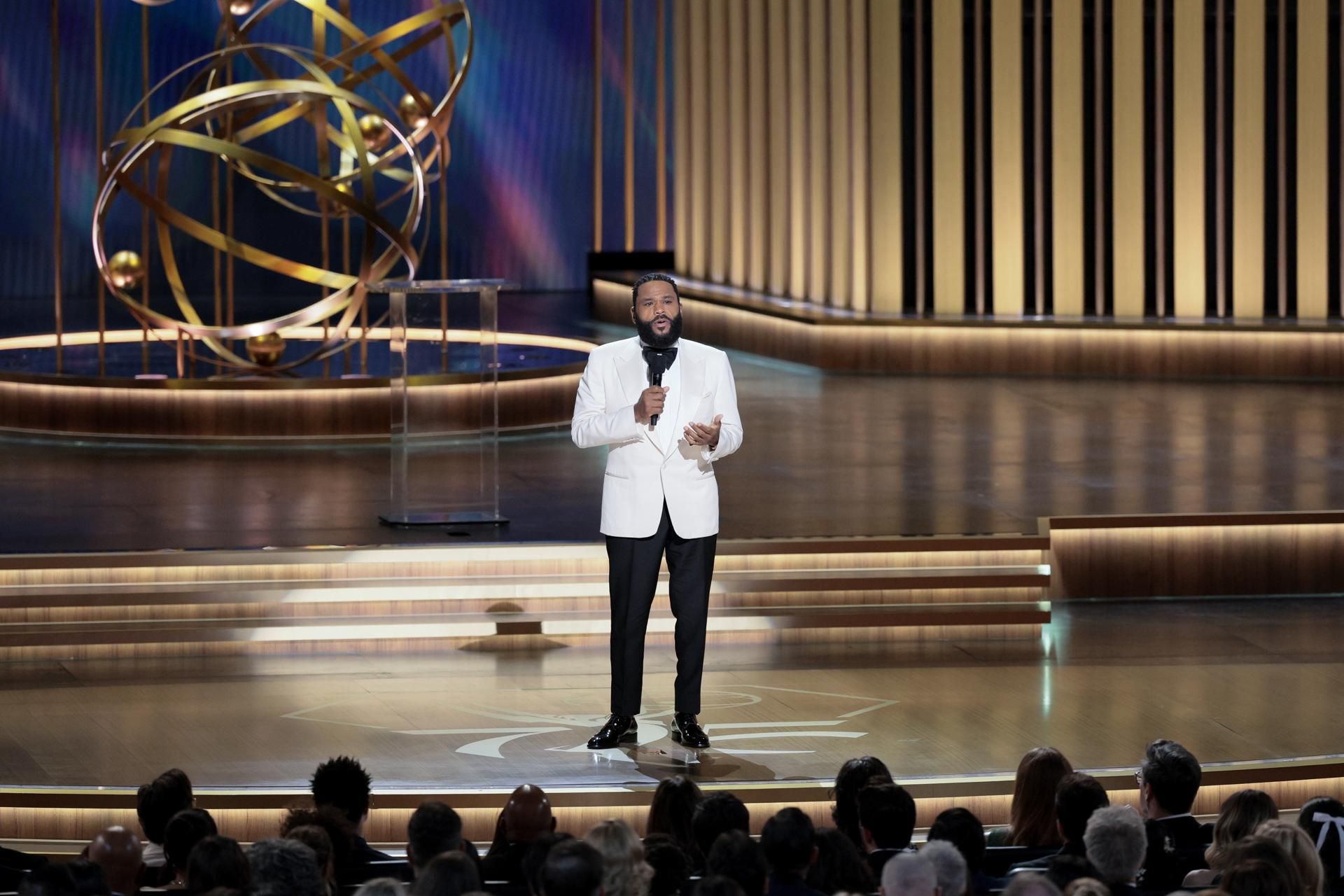 Anthony Anderson abre la ceremonia de los Emmy.jpg