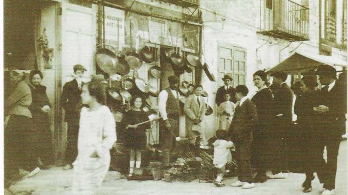 Un comercio durante las fiestas patronales en 1920, en una foto cedida por Francisco Zaballos.