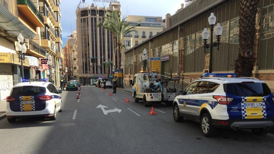 La Policía Local de Alicante en un control en la calle Calderón de la Barca.