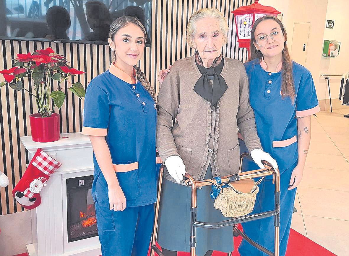 Dos trabajadoras de la residencia Ballesol Castellón, junto a dos usuarios del cengro, durante los días previos a la celebración de las fiestas navideñas con los residentes y familiares.