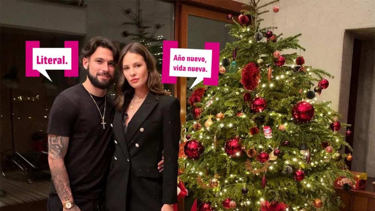 Jessica Bueno y Jota Peleteiro en Navidad posando junto al árbol
