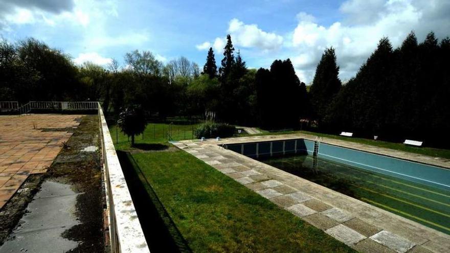 La piscina municipal en la finca de Budeón, que reclama Termas de Cuntis. // Iñaki Abella