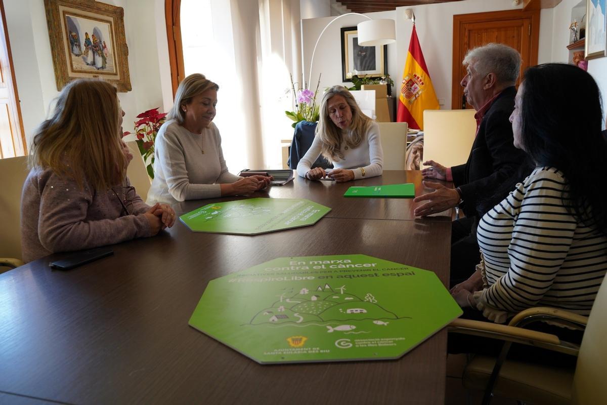 Un momento de la firma del convenio en el Ayuntamiento de Santa Eulària.