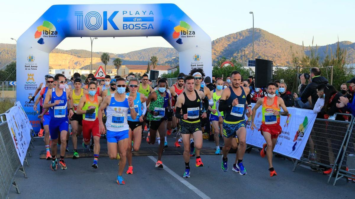 Momento de la salida de la carrera élite, con algunos de los internacionales y olímpicos en cabeza.