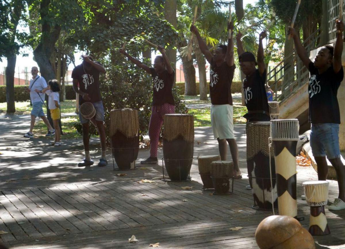 El grupo de ugandeses finalizando el taller de percusión. | E. P.