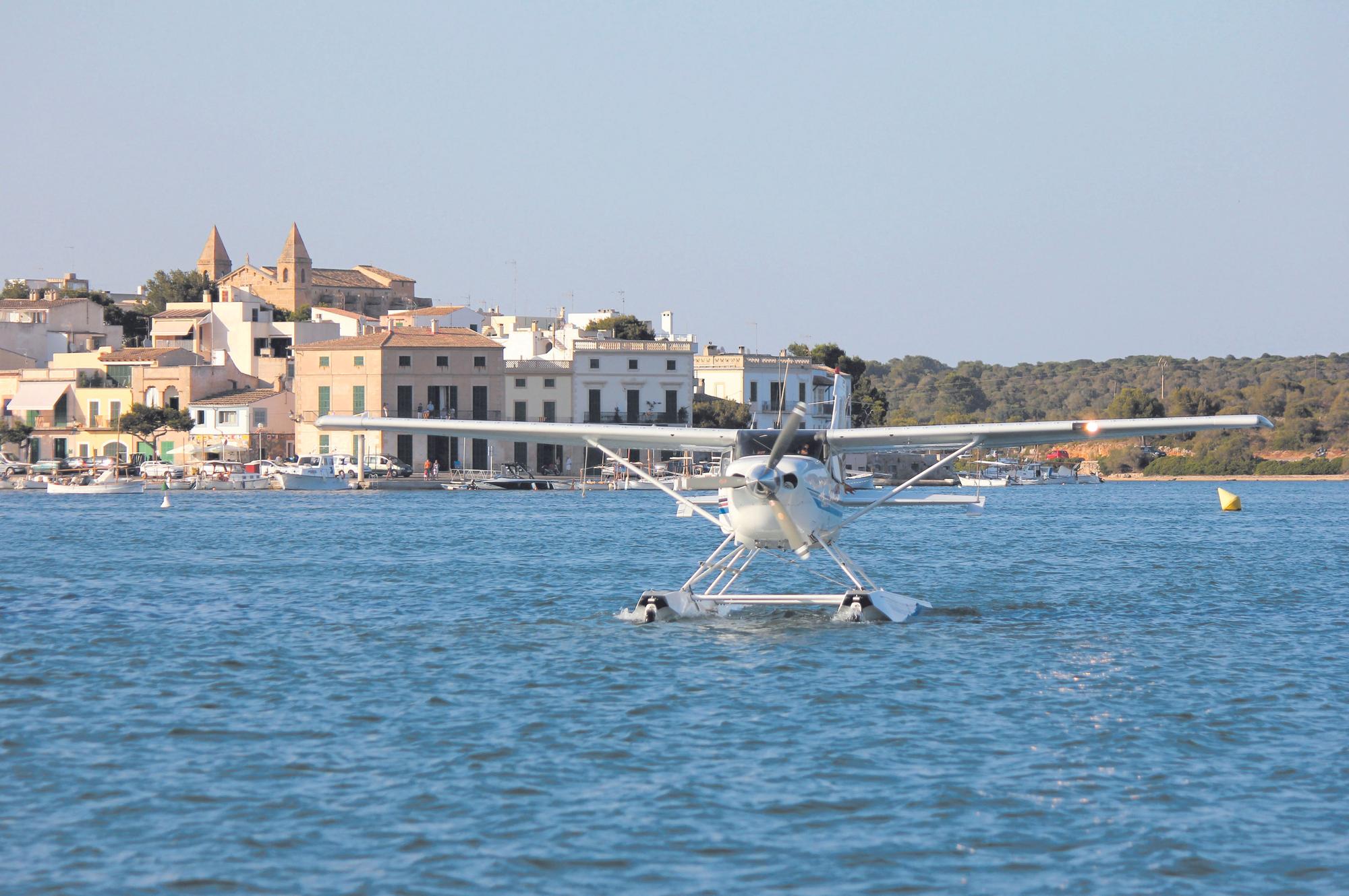 Un hidroavión en aguas de Portocolom en el 90 aniversario del centro de enseñanza.