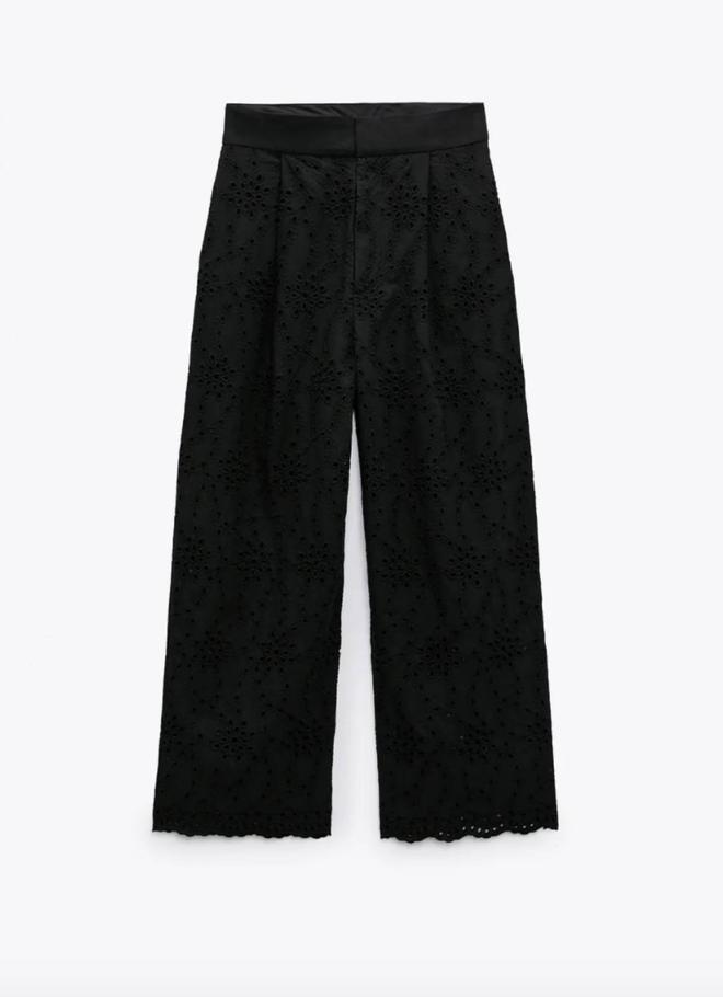 Pantalón culotte perforado en color negro de Zara