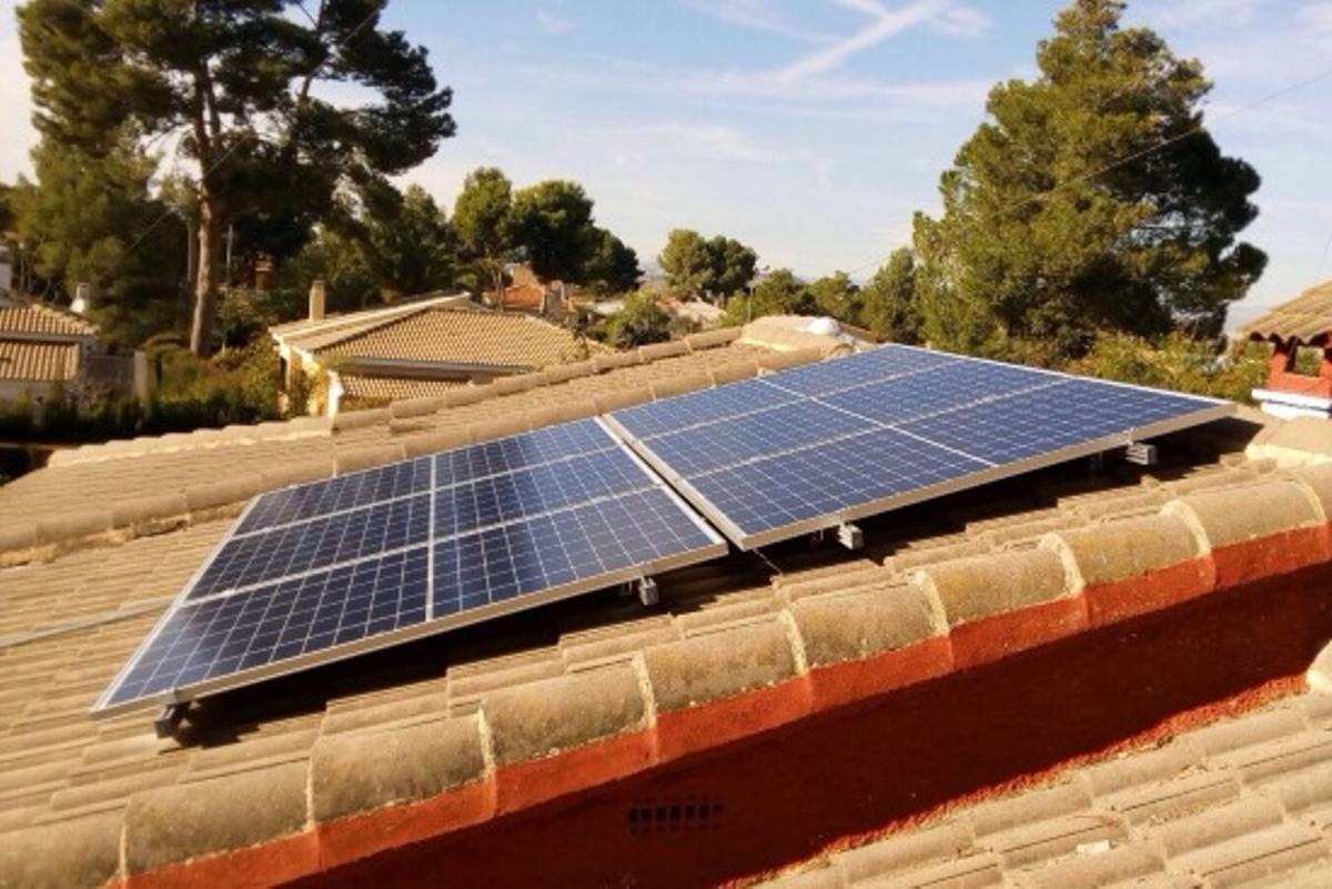 Así puedes ahorrar un 50% en tu factura de la luz: los paneles solares  españoles para poner en el balcón