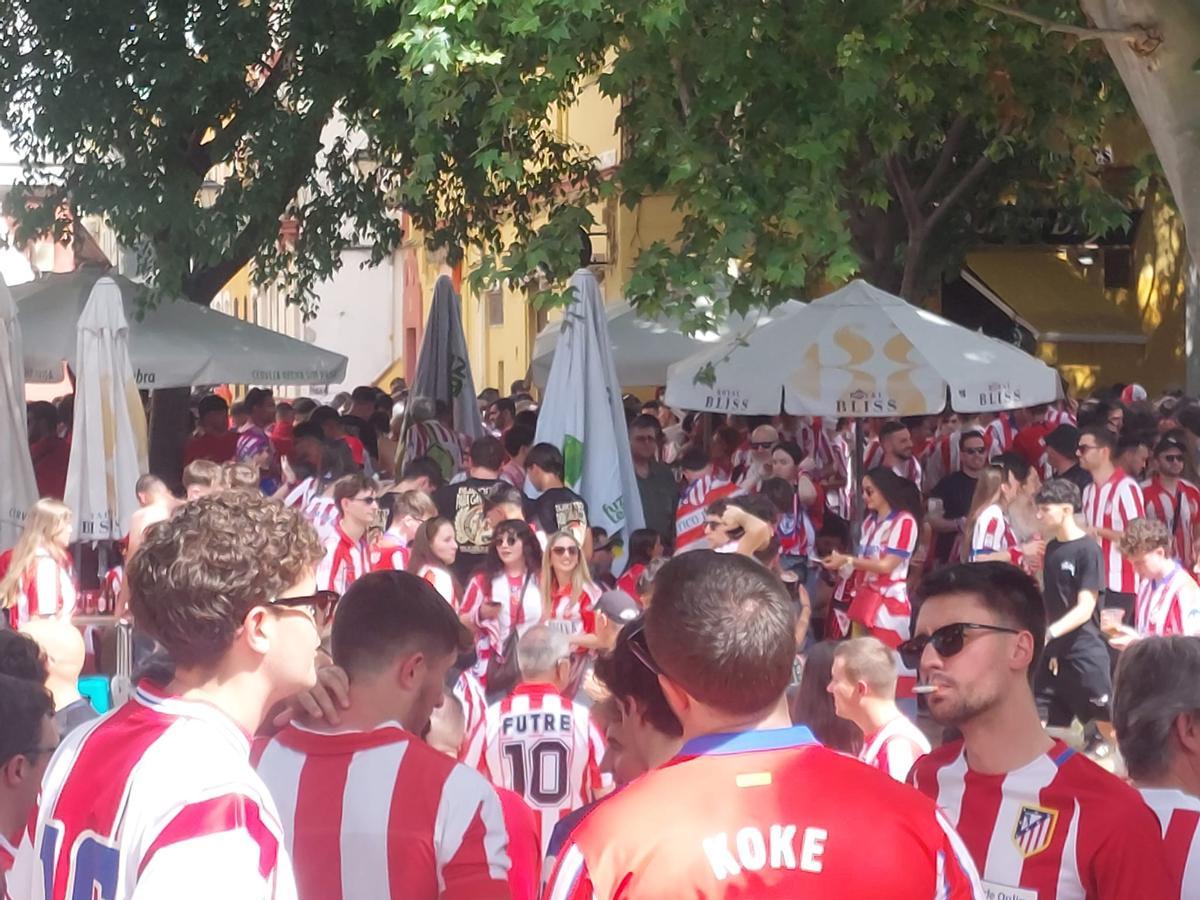 Las imágenes de los aficionados del Atlético de Madrid y la Real Sociedad en Sevilla Las imágenes de los aficionados del Atlético de Madrid y la Real Sociedad en Sevilla