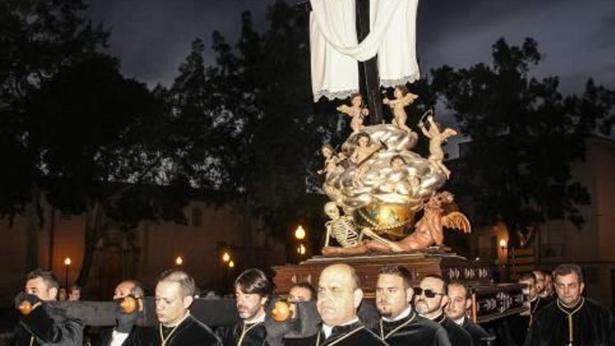 Una imagen de la procesión del Santo Entierro de Orihuela, con el trono de La Diablesa.