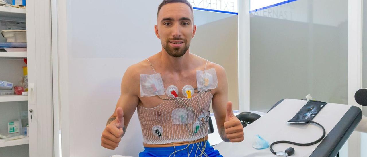 El delantero Darío Poveda, que llega a la UD Ibiza cedido por una temporada del Getafe CF, ayer durante la revisión médica. | UD IBIZA