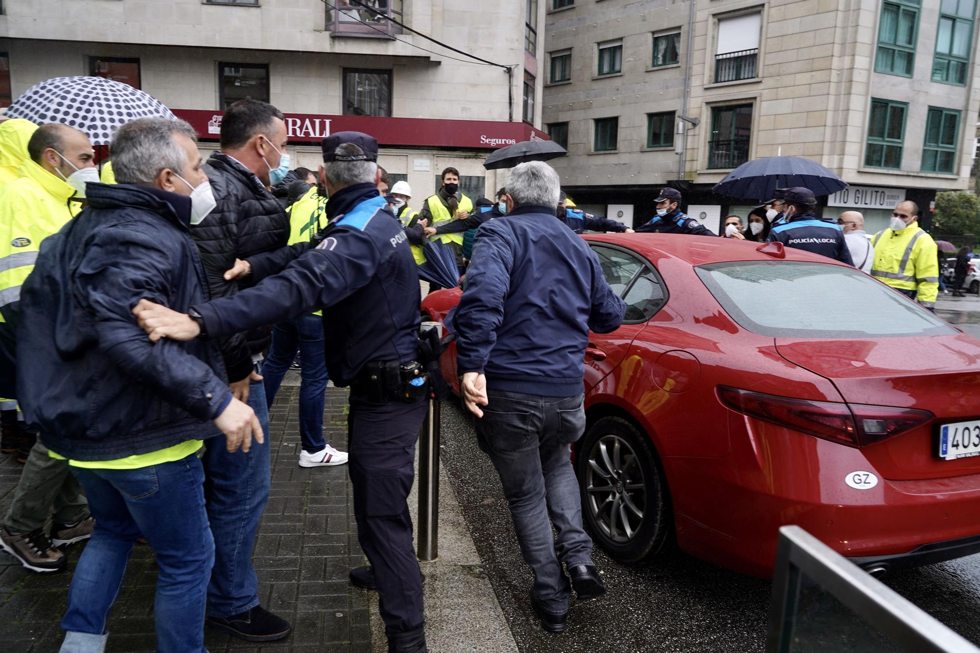 Lores y el gobierno local salen escoltados del Concello por la protesta de Ence