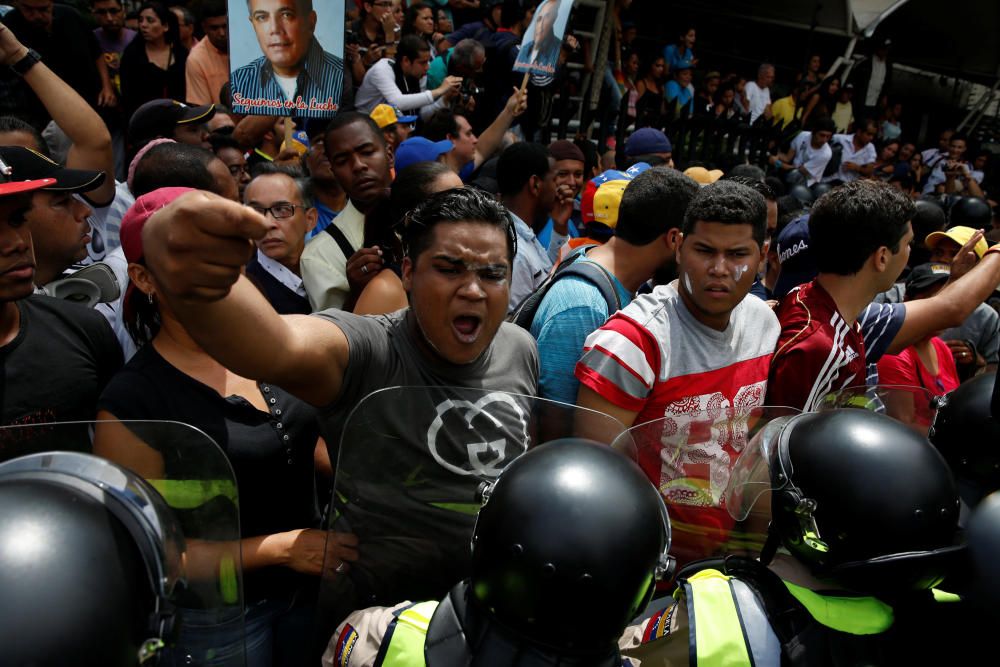 Las fuerzas de seguridad venezolanas han lanzado gases lacrimógenos para intentar desalojar a los opositores.