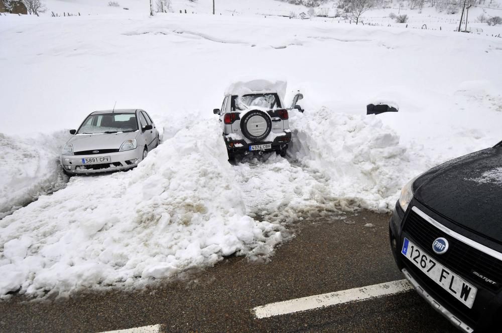 Temporal de nieve, este martes, en el puerto de Pajares