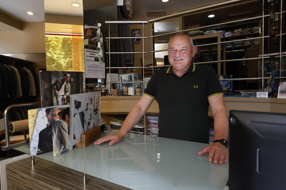 José Antonio Valdés en el mostrador de su tienda.