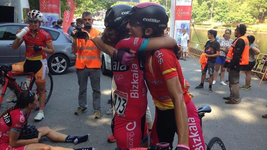 Mavi García se abraza con Lierni Lekuona tras certificar su victoria en la general de la Copa de España