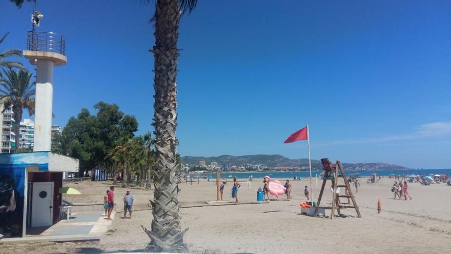 Benicàssim prohíbe el baño a los dos días de la orden y responsabiliza al Consell