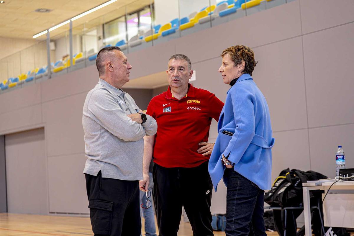 La presidenta de la FEB, Elisa Aguilar, le deseó suerte al seleccionador antes de partir hacia Puerto Rico