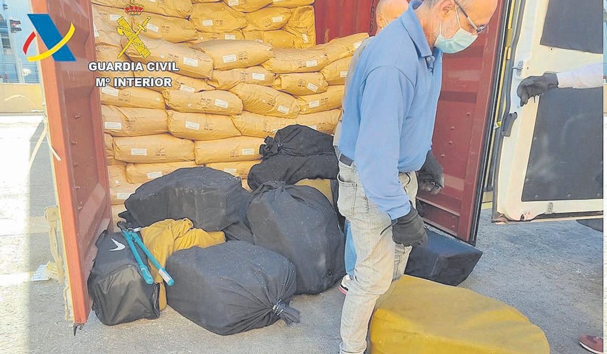 Los últimos 541 kilos de cocaína retirados del mercado, que venían en una carga legal de especias. PUERTO DE VALÈNCIA . ALIJOS DE DROGAS . CONFISCADOS 541 KG DE COCAÍNA EN UN ENVIO LEGAL DE ESPECIAS