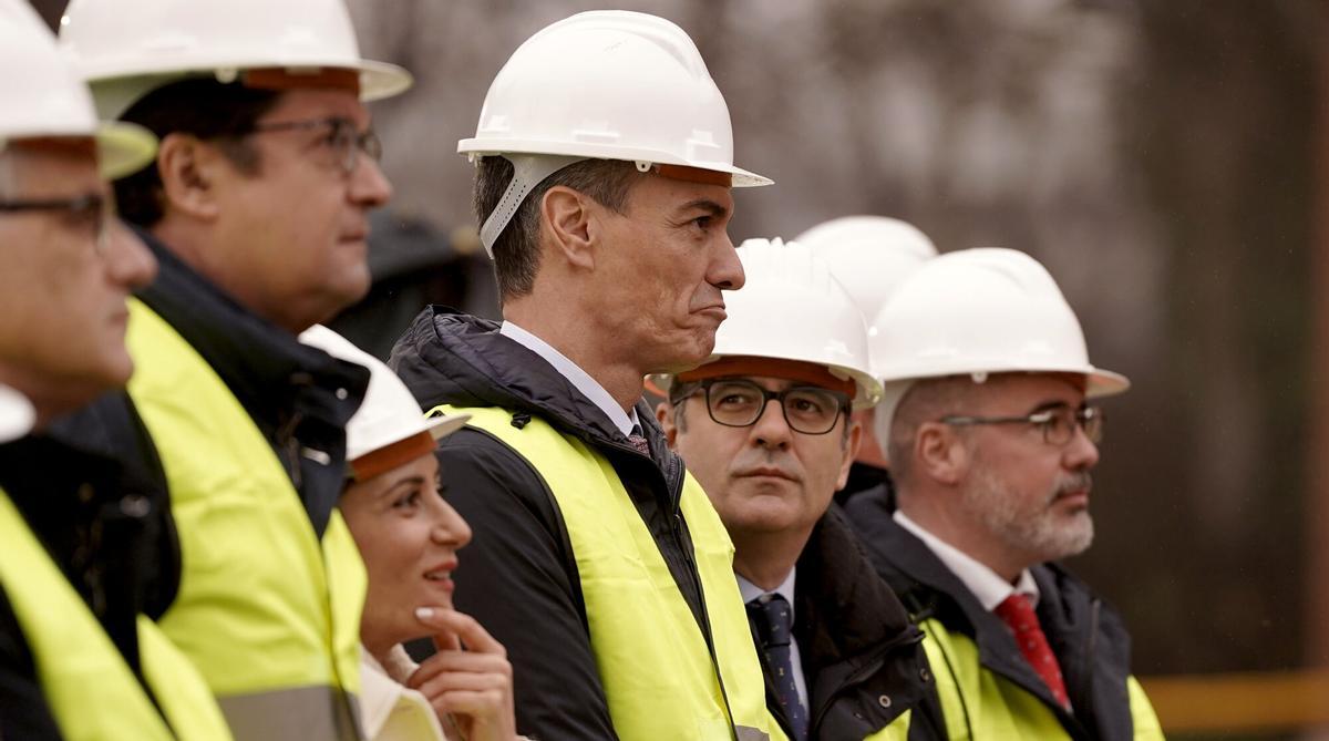 Pedro Sánchez, presidente del Gobierno, este lunes en el acto de inicio de los trabajos de demolición de los edificios del acuartelamiento de Campamento, acompañado por la ministra Isabel Rodríguez, Félix Bolaños y Óscar López.