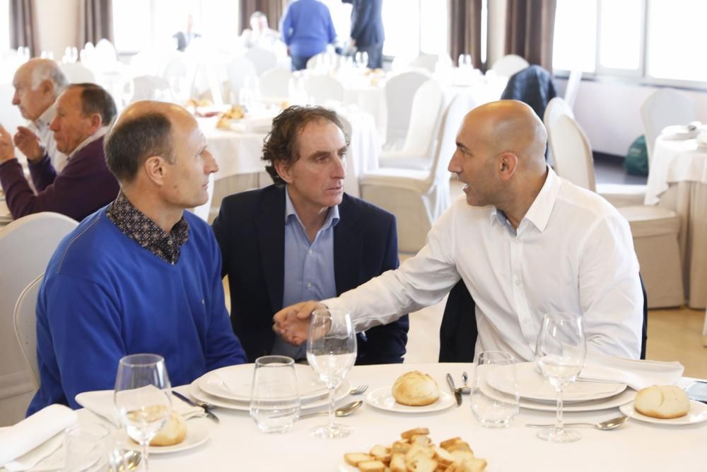 Eloy Olaya recibe la insignia de oro de la Asociación de Veteranos del Sporting