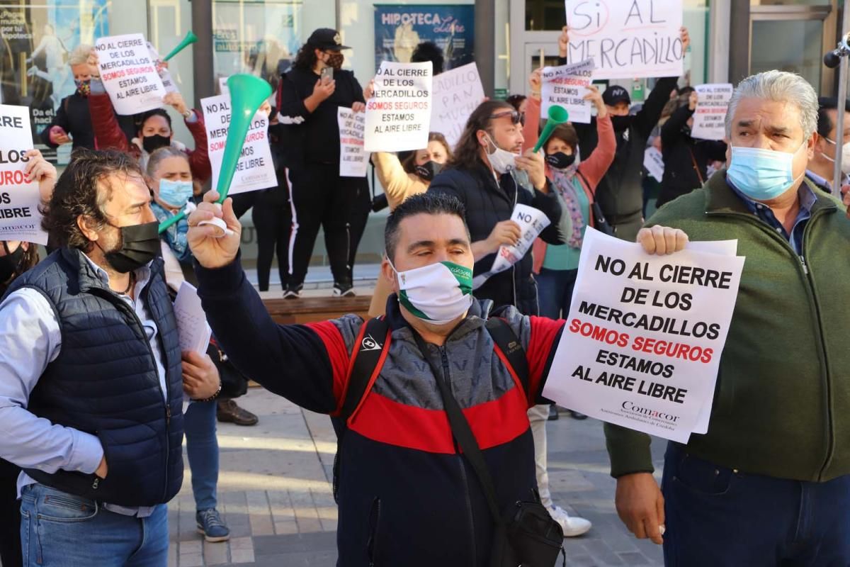 El comercio ambulante protesta ante el Ayuntamiento por el cierre de los mercadillos