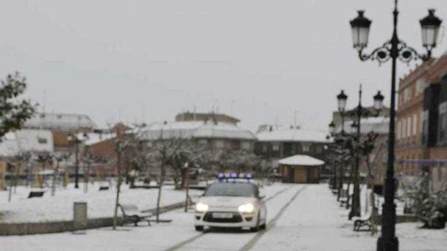 Coches de la Policía Local en La Mota durante una nevada