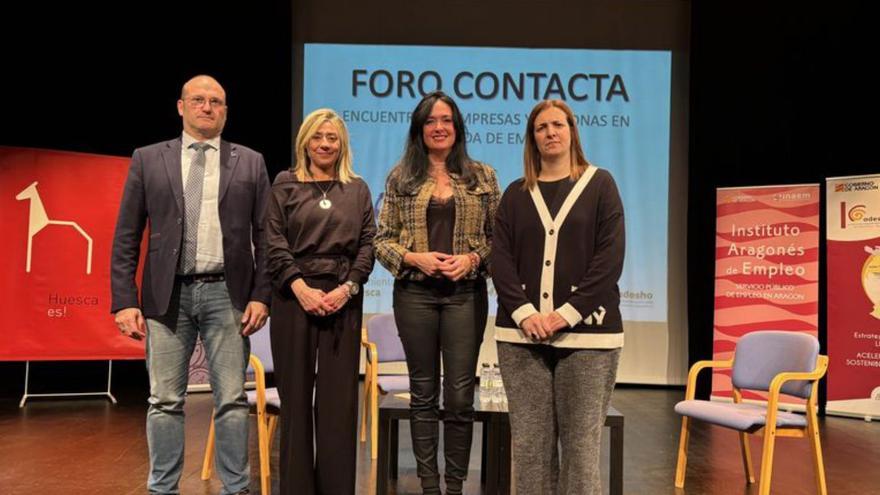Soler, primera por la derecha, junto a Orduna. | SERVICIO ESPECIAL