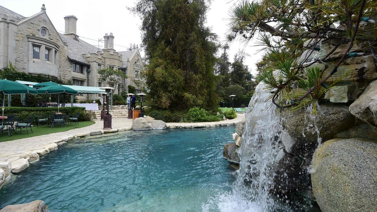 Piscina de la masión Playboy, en Holmby Hills, Los Ángeles, California.