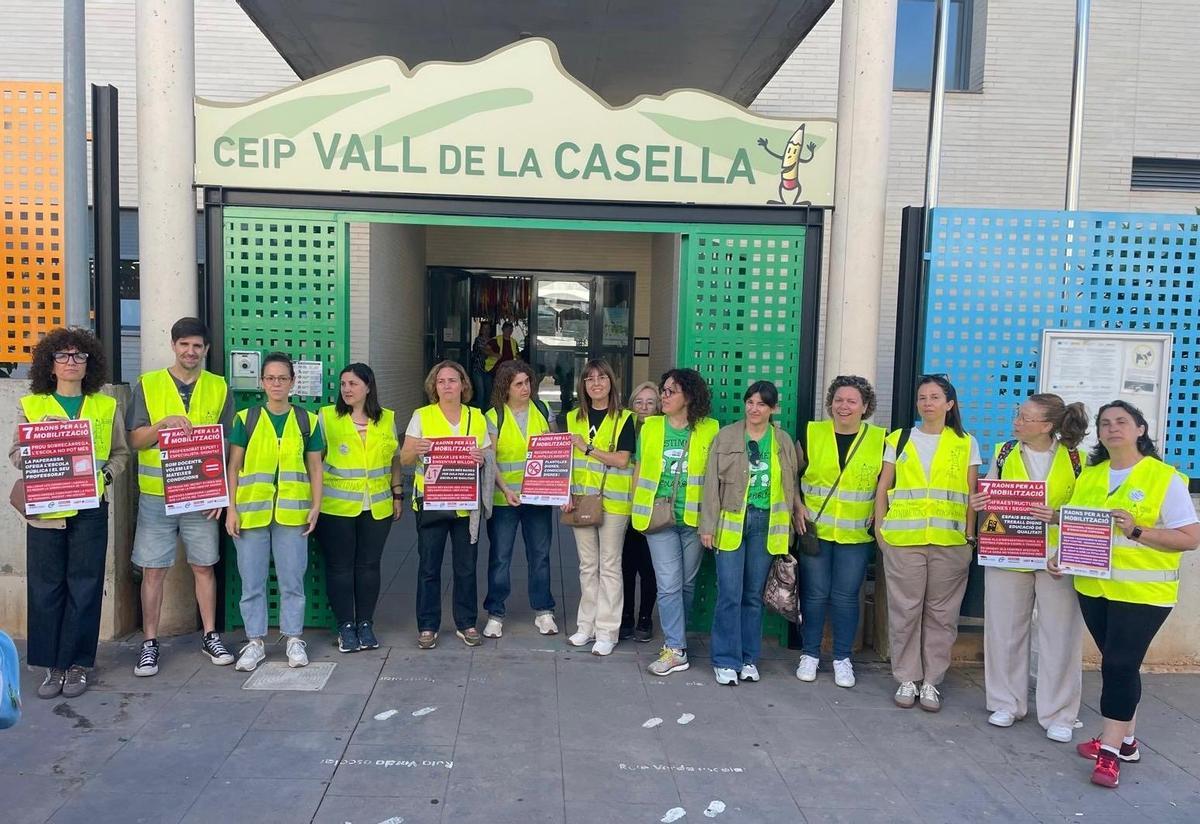 Representantes de la comunidad educativa del CEIP Vall de la Casella.