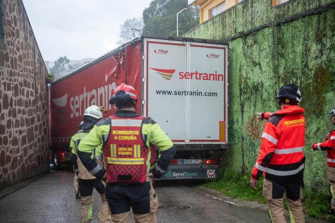 Un tráiler, atascado en As Xubias