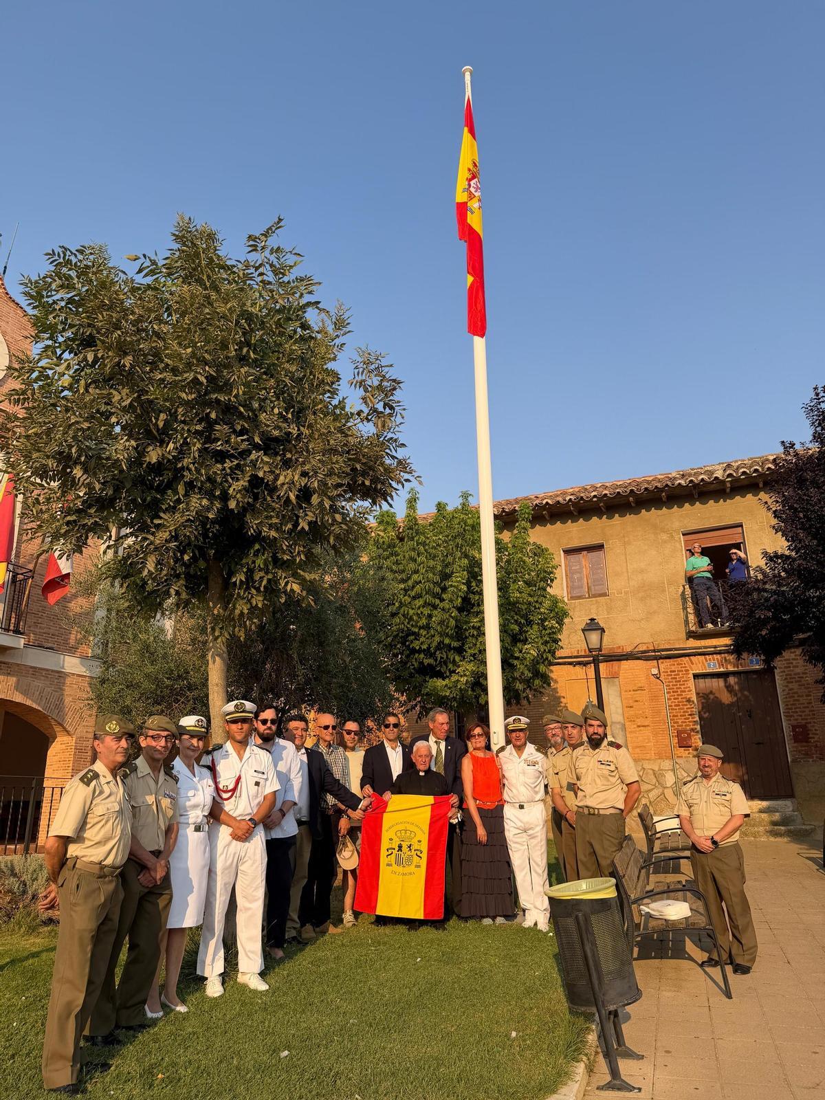 GALERÍA | Izado de la bandera de España en Villalobos GALERÍA | Izado de la bandera de España en Villalobos