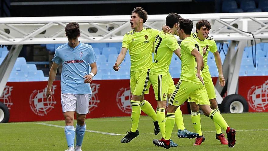 Los jugadores del Zaragoza celebran el primer gol.