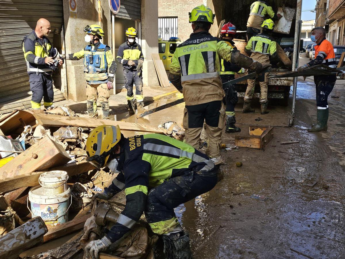 Efectivos canarios trabajan en Valencia sobre los efectos devastadores de la DANA