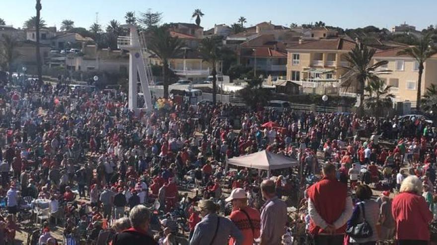 Unos 4.000 vecinos celebran la Navidad en la playa de La Zenia