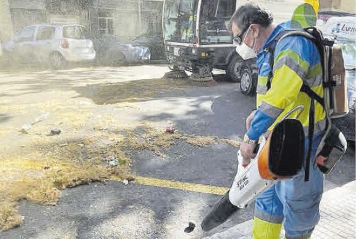 Ein Mitarbeiter der Stadtwerke Emaya bei der Reinigung einer Straße.