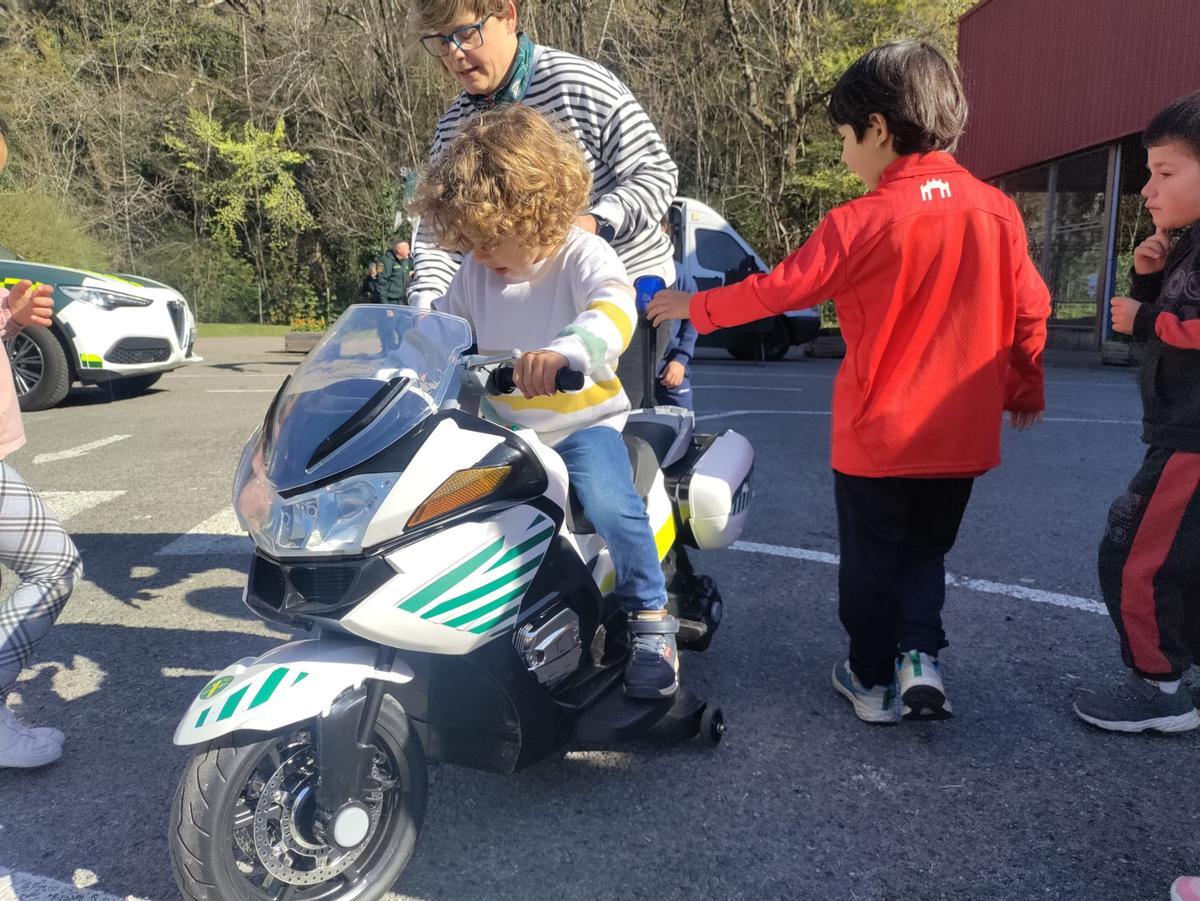 Las secciones de la Guardia Civil en el colegio Reconquista