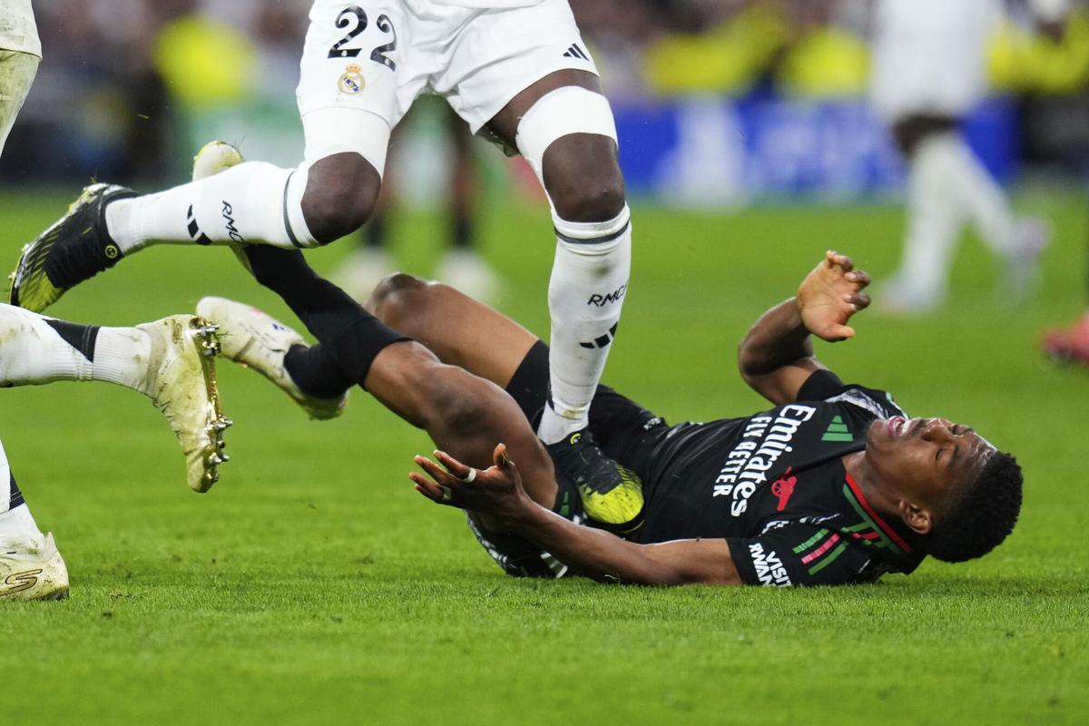 El durísimo pisotón de Rüdiger sobre Lewis-Skelly.