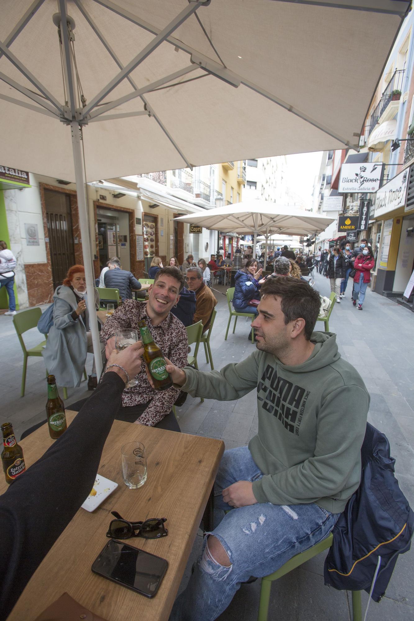 Lleno en las terrazas del centro de Alicante el primer fin de semana de apertura