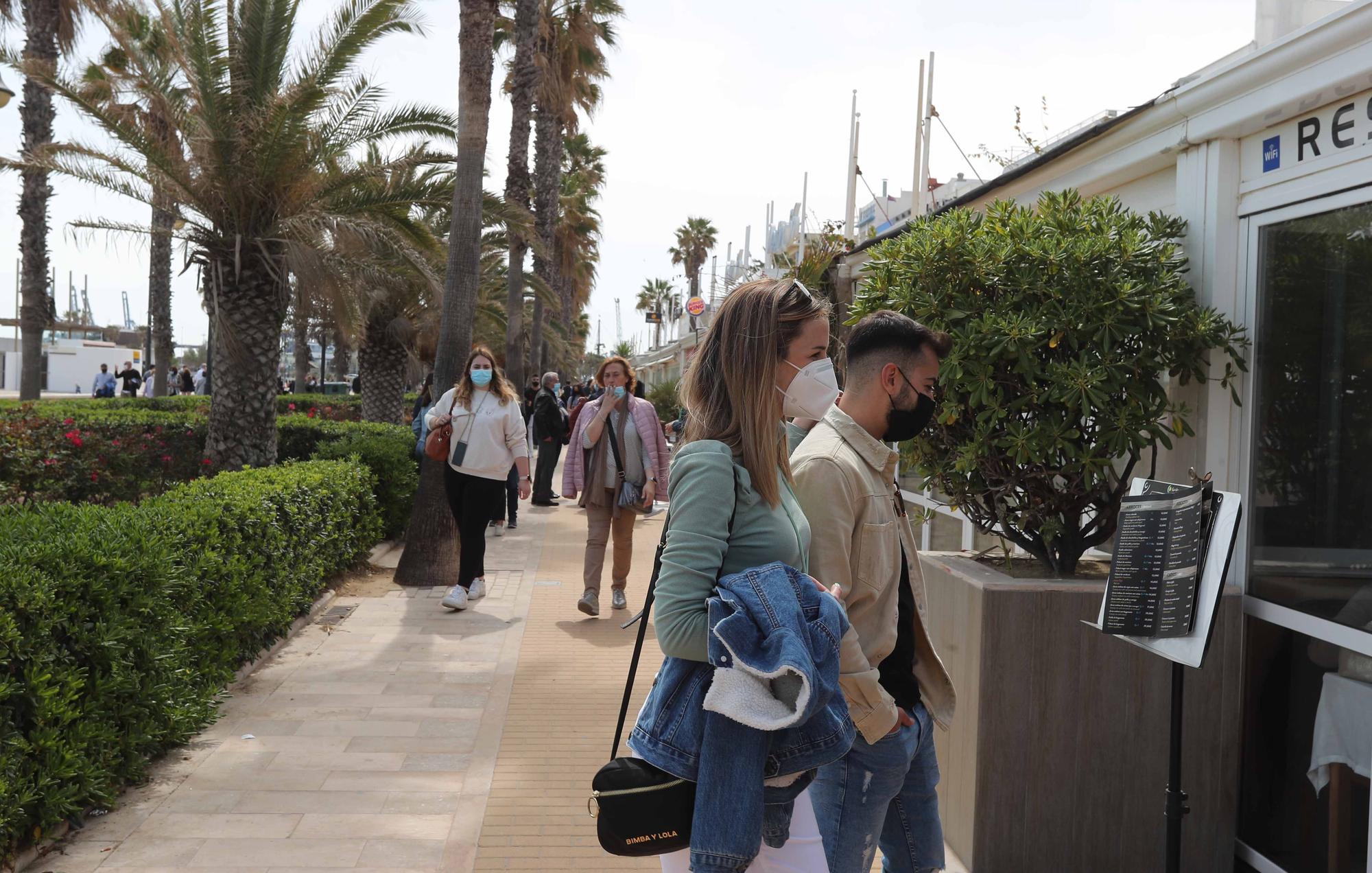 Playas, paseos y terrazas, llenos por el buen tiempo