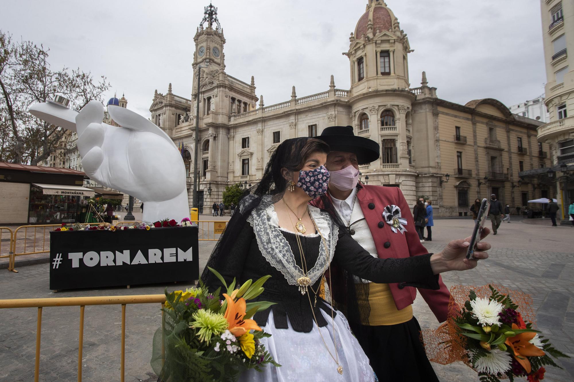 Así estaba en 2020 y así estaba hoy la plaza del Ayuntamiento a la hora de la "mascletà"