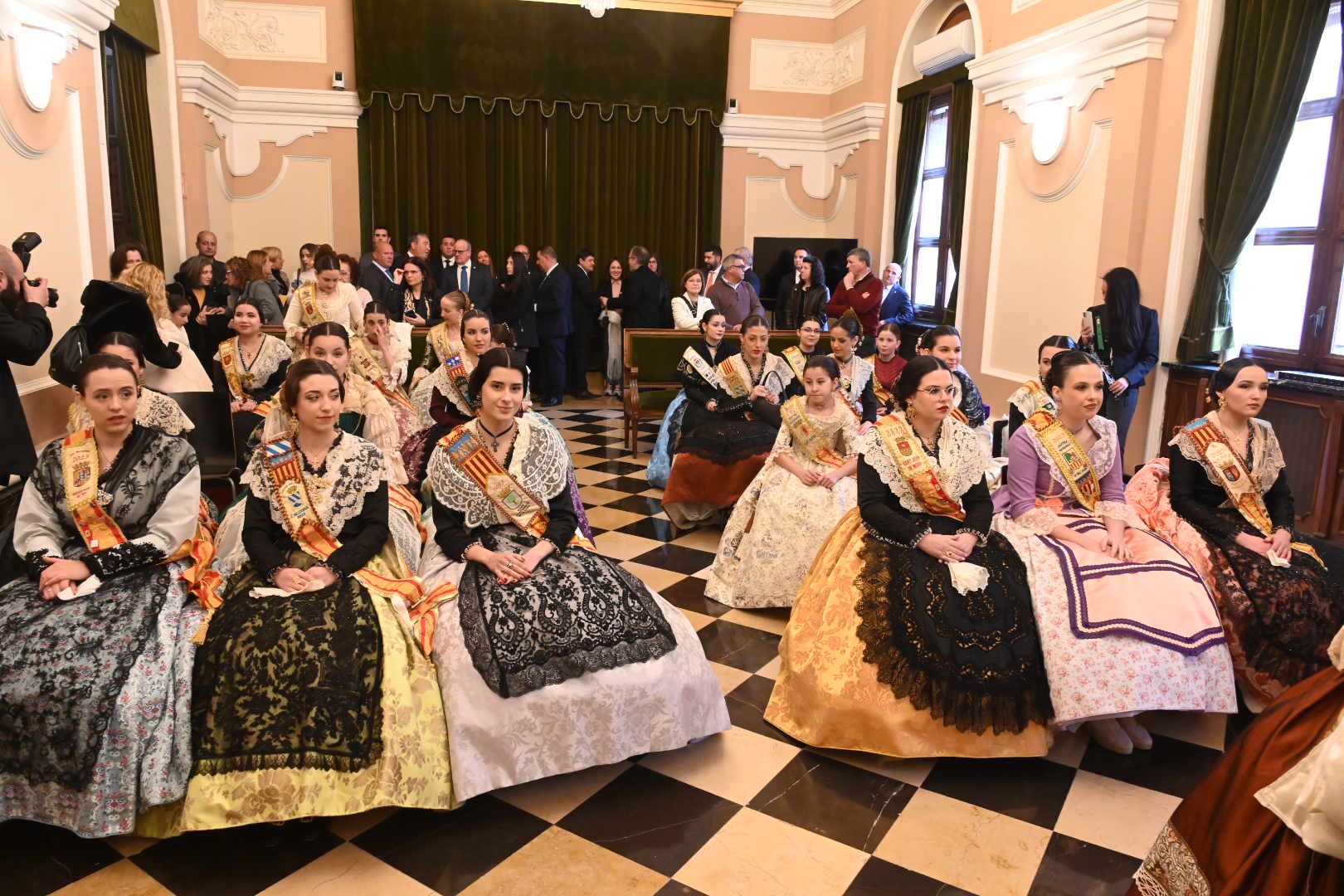 Galería de imágenes: Recepción de las reinas de los pueblos en el Ayuntamiento de Castelló