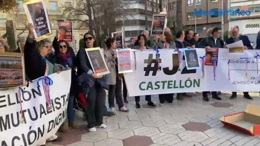 Concentración de abogados y procuradores mutualistas que denuncian clara desprotección en la jubilación en Castellón