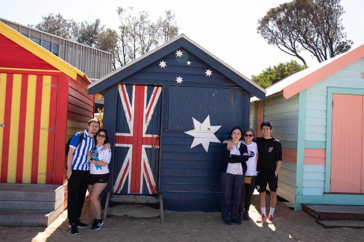 Por la izquierda, Jonás y Ainhoa y a la derecha Covadonga, Maribel y Elías, en Brighton Beach, cerca de Melbourne