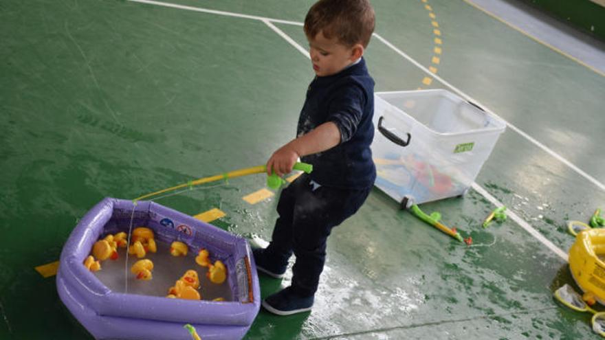 Sobre estas líneas, uno de los alumnos de la escuela disfruta de uno de los juegos organizados.